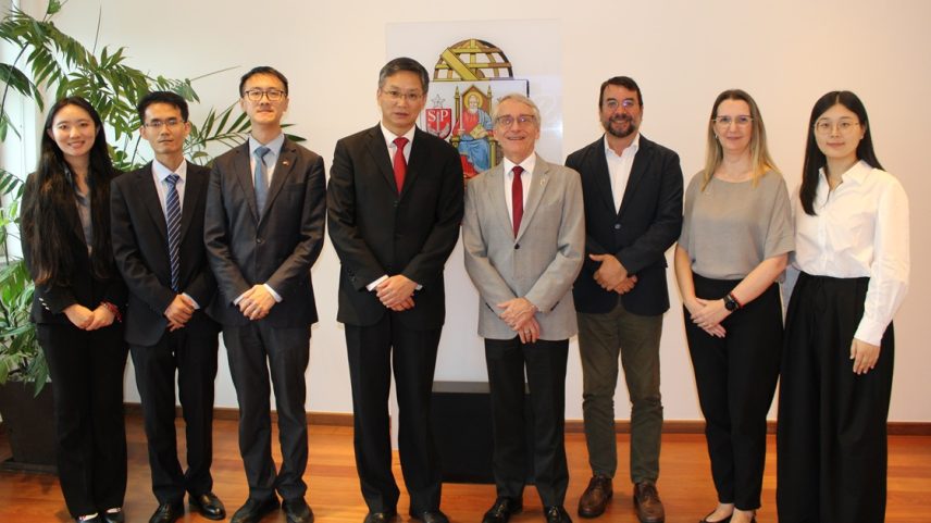 Delegação da China foi liderada pelo cônsul-geral do país em São Paulo, Yu Peng, e incluiu representantes de diversas áreas. Eles foram recebidos pelo reitor Aluisio Augusto Cotrim Segurado, pelo coordenador do Centro USP-China Ricardo Trindade e pela diretora de Relações Acadêmicas da Aucani Juliana Basso – Foto: Michel Sitnik/USP Imagens