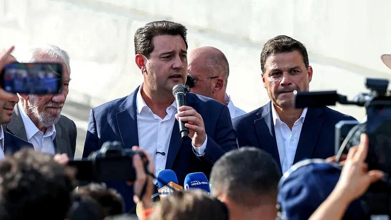 O governador Ratinho Junior e o pré-candidato ao governo Sandro Alex (à dir) durante a inauguração da Ponte de Guaratuba na última sexta-feira (1º)