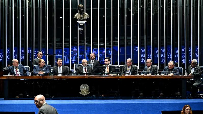 Debatedores defendem redução da jornada de trabalho no Plenário