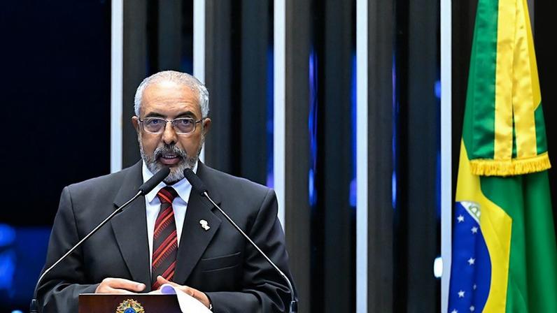 Em discurso, à tribuna, senador Paulo Paim (PT-RS).