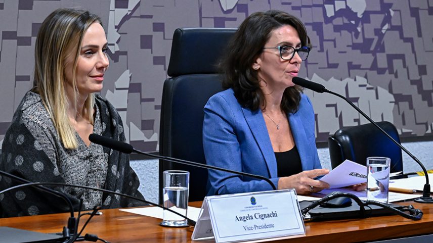 Mesa: vice-presidente da CCS, Angela Cignachi; presidente da CCS, Patrícia Blanco, em pronunciamento.