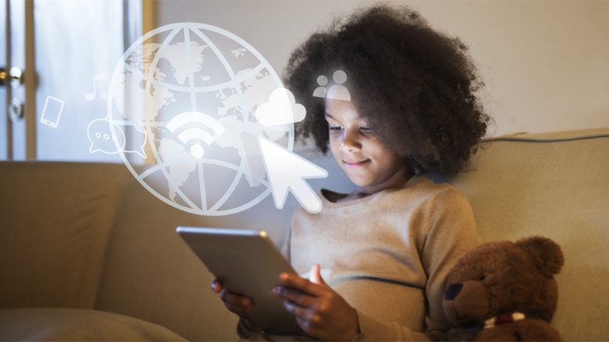 Fotomontagem de uma menina de cabelos espessos digitando num aparelho celular, enquanto paira sobre ela um círculo que representa a internet