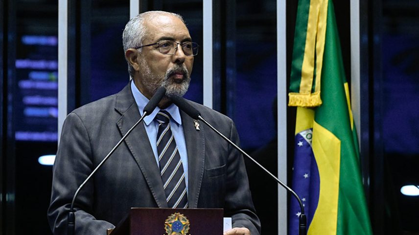 Senador Paulo Paim (PT-RS) em discurso à tribuna.