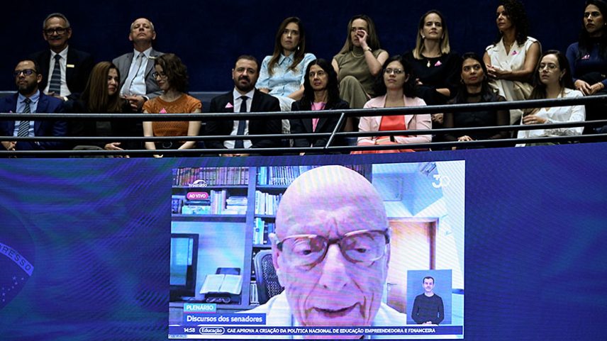 Telão exibe pronunciamento, via videoconferência, do senador Esperidião Amin (PP-SC).