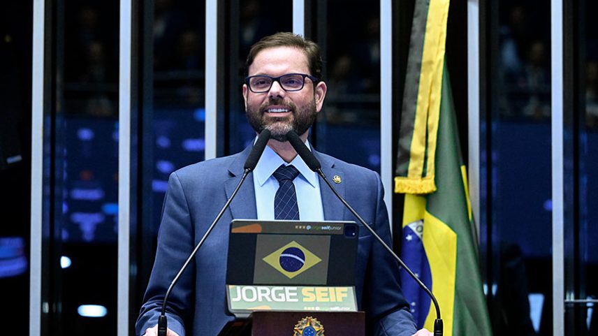 À tribuna, em discurso, senador Jorge Seif (PL-SC).