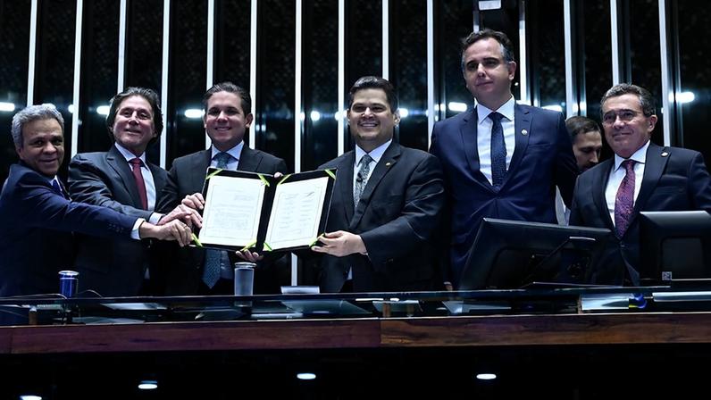 Participam: presidente da Associação dos Membros dos Tribunais de Contas do Brasil, Edilson de Sousa Silva; primeiro signatário da Proposta de Emenda à Constituição nº 2, de 2017, deputado Eunício Oliveira (MDB-CE); presidente da Câmara dos Deputados, deputado Hugo Motta (Republicanos-PB); presidente do Senado Federal, senador Davi Alcolumbre (União-AP); presidente do Senado Federal quando da aprovação da Proposta no Senado (período de 2021 a 2025), senador Rodrigo Pacheco (PSB-MG); presidente do Tribunal de Contas da União, ministro Vital do Rêgo.