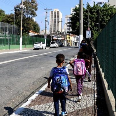 Deslocamentos maiores e calçadas precárias ampliam desigualdade educacional