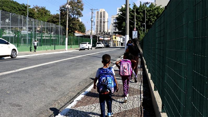 Pesquisadora identificou que o tempo de deslocamento a pé dos estudantes até a melhor escola pública paulistana analisada é dez vezes maior que o deslocamento até a melhor escola particular – Foto: Rovena Rosa/Agência Brasil