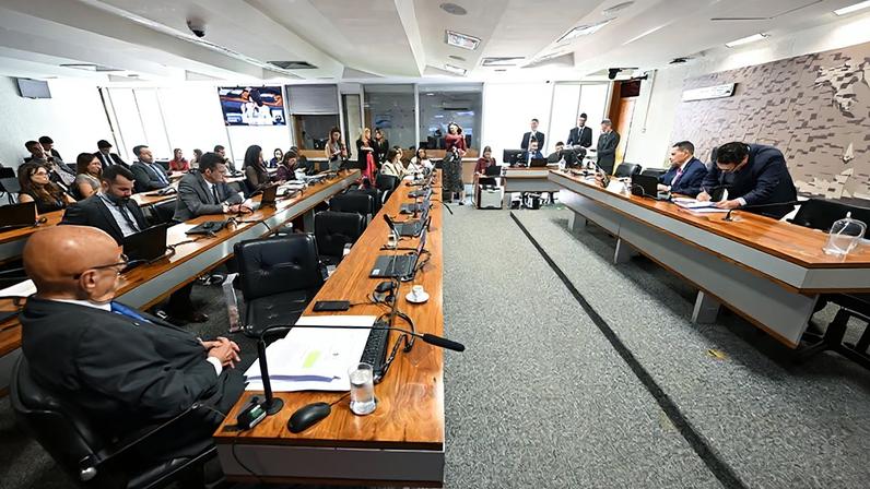 Bancada: senador Esperidião Amin (PP-SC); senadora Damares Alves (Republicanos-DF) em pronunciamento; senadora Dra. Eudócia (PSDB-AL).