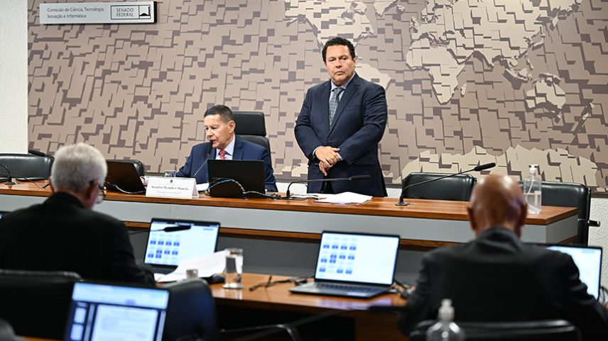 Mesa: vice-presidente da CCT, senador Hamilton Mourão (Republicanos-RS) conduz reunião; secretário de Apoio à Comissão de Ciência, Tecnologia, Inovação e Informática, Leomar Diniz.