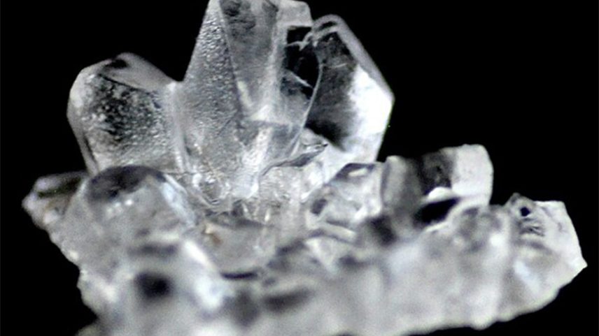 Cristais podem produzir tanto sinais térmicos quanto de luz e a correlação entre os dois permitirá a identificação de diferentes tipos de partículas – Foto: Nachovfranco/Wikimédia Commons