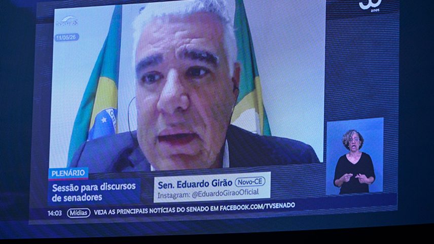Telão exibe pronunciamento, via videoconferência, do senador Eduardo Girão (Novo-CE).