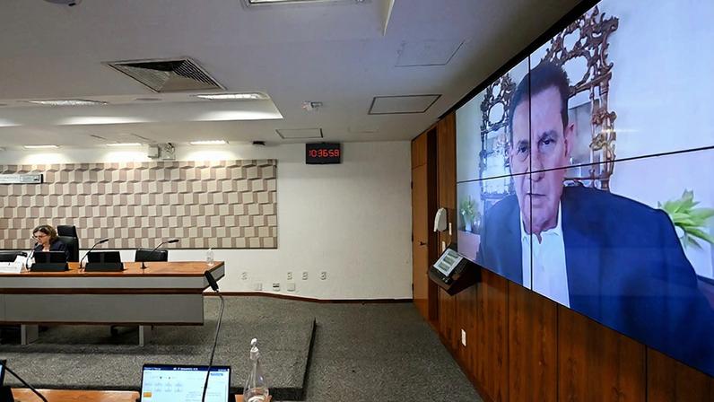 Telão exibe, via videoconferência, pronunciamento do senador Vanderlan Cardoso (PSD-GO).