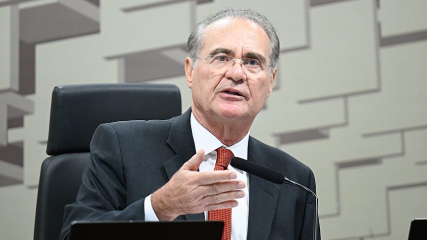 À mesa, presidente da CAE, senador Renan Calheiros (MDB-AL), conduz reunião.