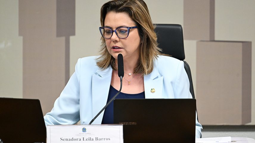À mesa, vice-presidente da CMA, senadora Leila Barros (PDT-DF) conduz reunião.