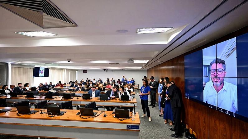 Na tela, relator do PL 4.789/2024, senador Marcos Rogério (PL-RO) via videoconferência.