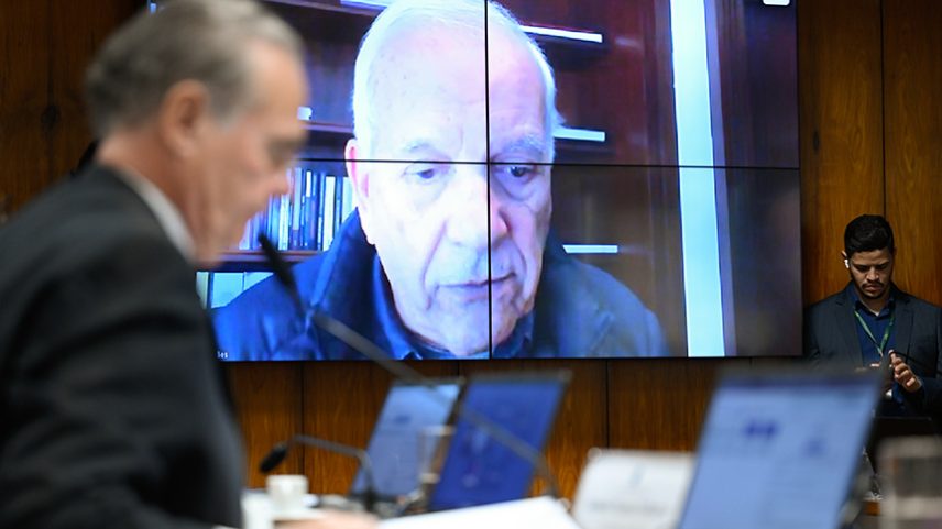 Mesa: presidente da CAE, senador Renan Calheiros (MDB-AL).