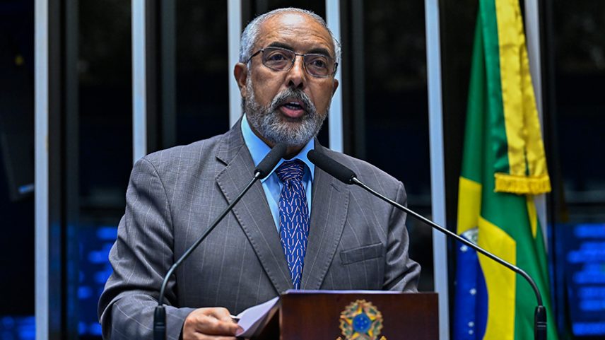 À tribuna, em discurso, senador Paulo Paim (PT-RS).