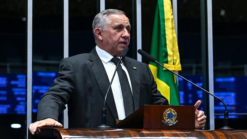 Em discurso, à tribuna, senador Izalci Lucas (PL-DF).