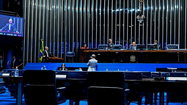 À mesa, 2º secretário da Mesa do Senado Federal, senador Confúcio Moura (MDB-RO), preside sessão.