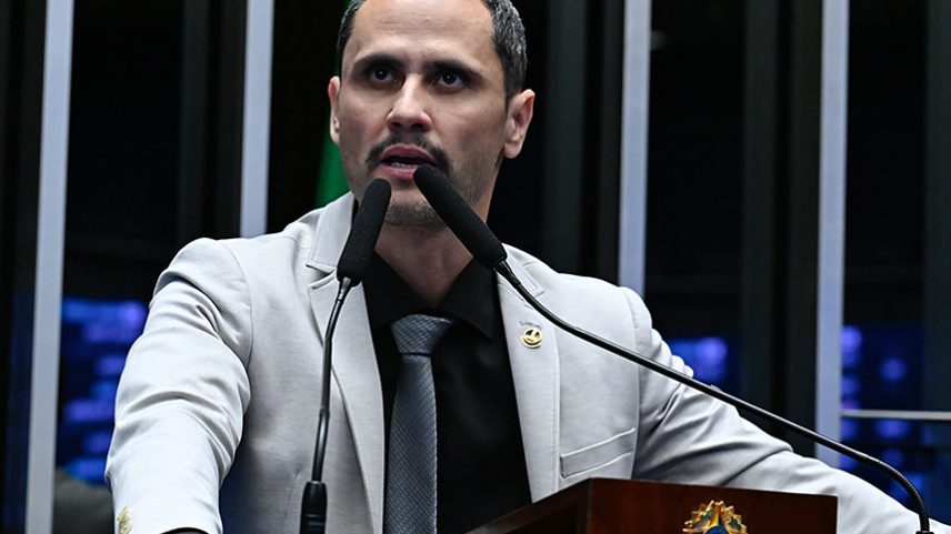 À tribuna, em discurso, senador Cleitinho (Republicanos-MG).