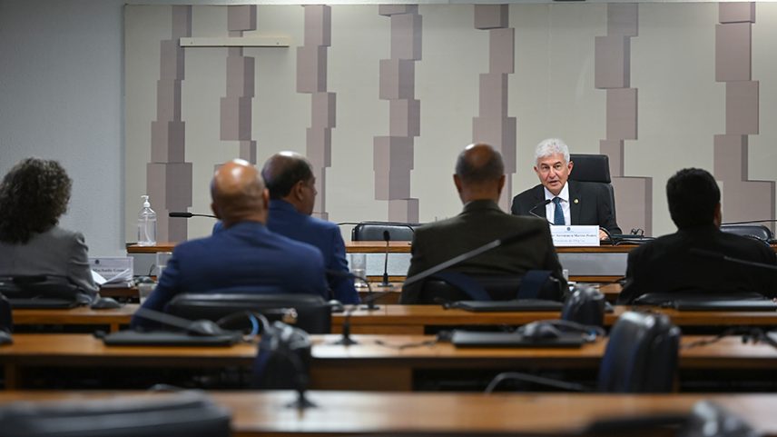 À mesa, presidente da FPEpTec, senador Astronauta Marcos Pontes (PL-SP), conduz audiência.