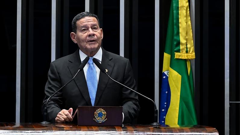 Em discurso, à tribuna, senador Hamilton Mourão (Republicanos-RS).