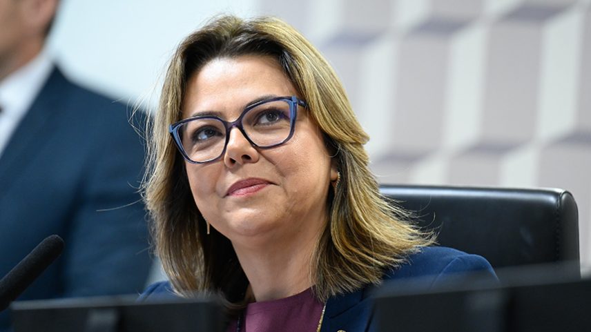À mesa, presidente da CEsp, senadora Leila Barros (PDT-DF), conduz reunião.