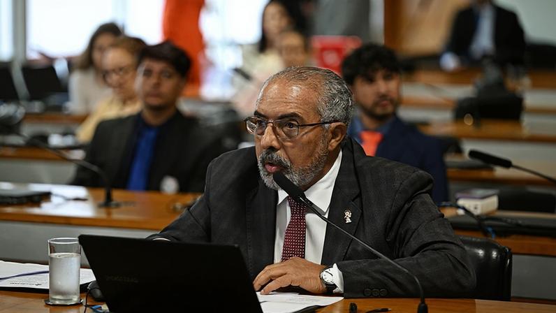 Mesa: presidente da CDH, senadora Damares Alves (Republicanos-DF).