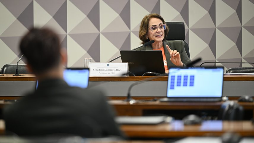 À mesa, presidente da CDH, senadora Damares Alves (Republicanos-DF), conduz reunião.