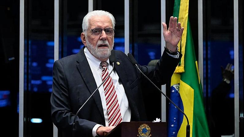 À tribuna, em discurso, senador Jaques Wagner (PT-BA).