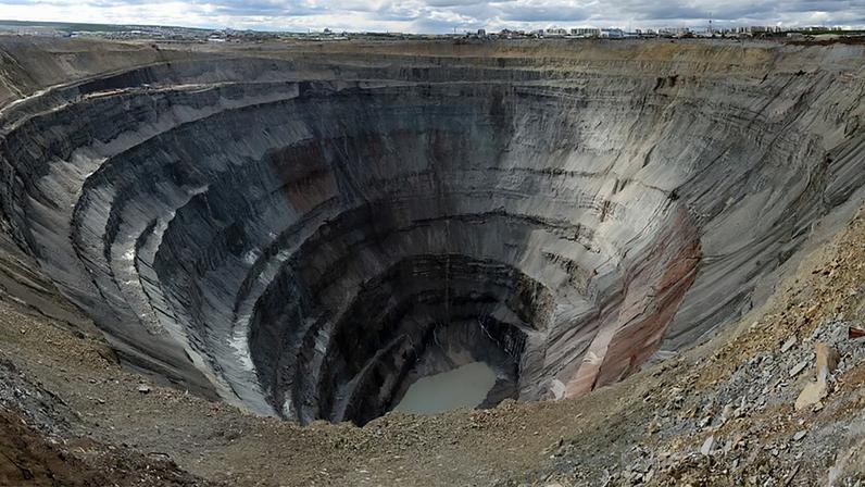Mina de ferro abriu cratera no chão e está desativada. Cenário é considerado adequado para instalação de uma bateria gigante de armazenamento gravitacional de energia – Foto: Staselnik/Wikimedia Commons