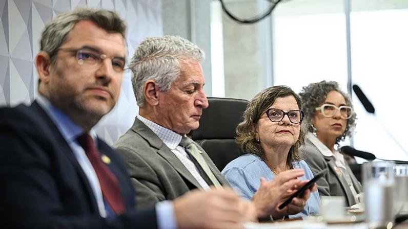 Mesa: secretário de Articulação Intersetorial e com os Sistemas de Ensino do Ministério da Educação, Gregório Durlo Grisa; relator revisor da CMMPV 1.334/2026, deputado Rogério Correia (PT-MG); presidente da CMMPV 1.334/2026, senadora Teresa Leitão (PT-PE); secretária de Assuntos Educacionais da Confederação Nacional dos Trabalhadores em Educação (CNTE), Guelda Cristina de Oliveira Andrade.