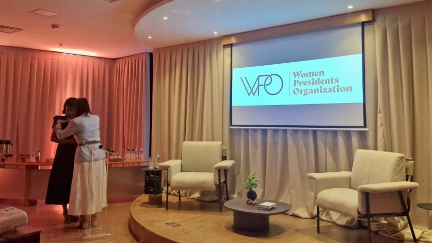 Luciana Giudice Barrella, presidente do capítulo WPO São Paulo, presenteando Elizabeth Reis, embaixadora, com broche da Organização
