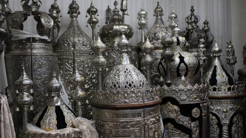 Foto da arca sagrada de uma sinagoga sefardita contendo rolos da Torá