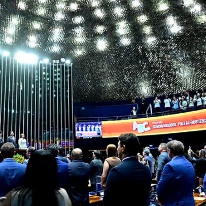 Governadores recebem comenda do Senado por alfabetização de crianças