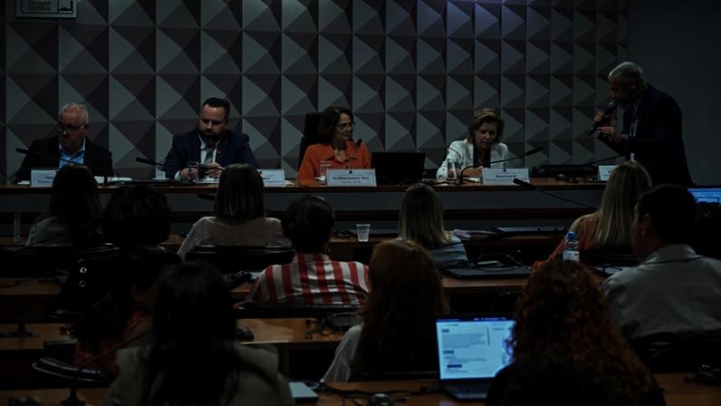 Mesa: presidente da Instituto Federal Kids, Clayton Bezerra; vereador pelo Município do Rio de Janeiro e Presidente da Associação Henry Borel, Leniel Borel; presidente da CDH, senadora Damares Alves (Republicanos-DF); diretora executiva da Coalizão Brasileira pelo Fim da Violência contra Crianças e Adolescentes e Diretora de Filantropia e Advocacy do Instituto INFINIS - Futuro é Infância Saudável, Marcia Kalvon; coordenador-geral de Combate a Crimes Cibernéticos, delegado de Polícia Federal, Valdemar Latance Neto - em pronunciamento.