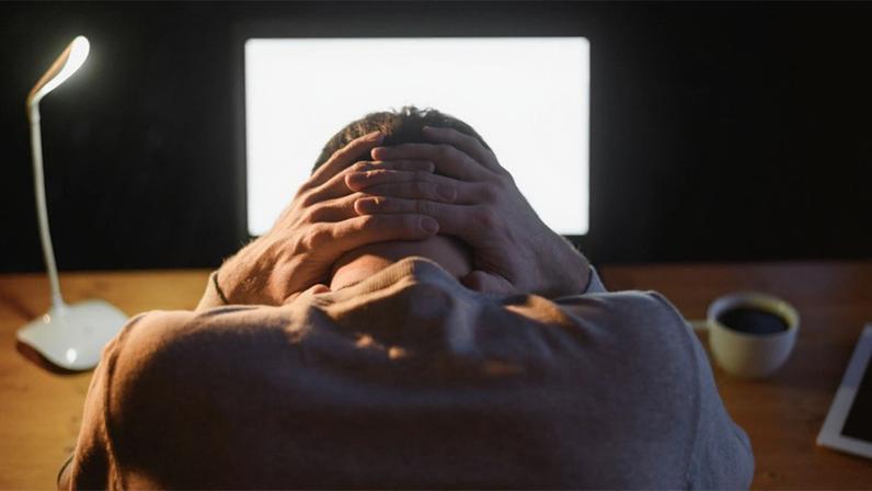 Cultura da produtividade sem fim e o alto tempo de tela impulsionam o cansaço mental na geração nascida entre 1980 e 1990 – Foto: Magnific