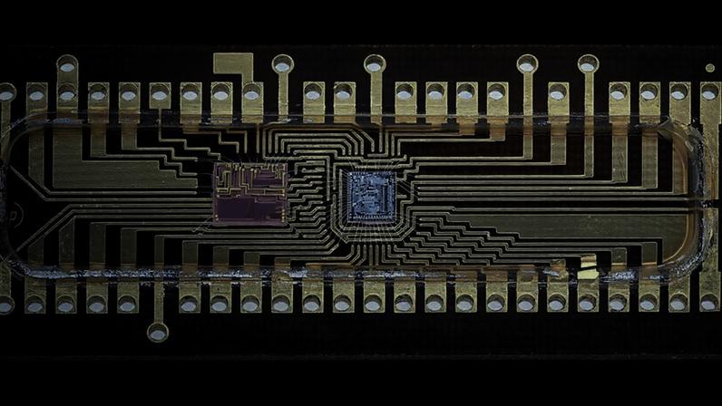 Placa de circuito impresso de chip de computador, com filamentos dourados