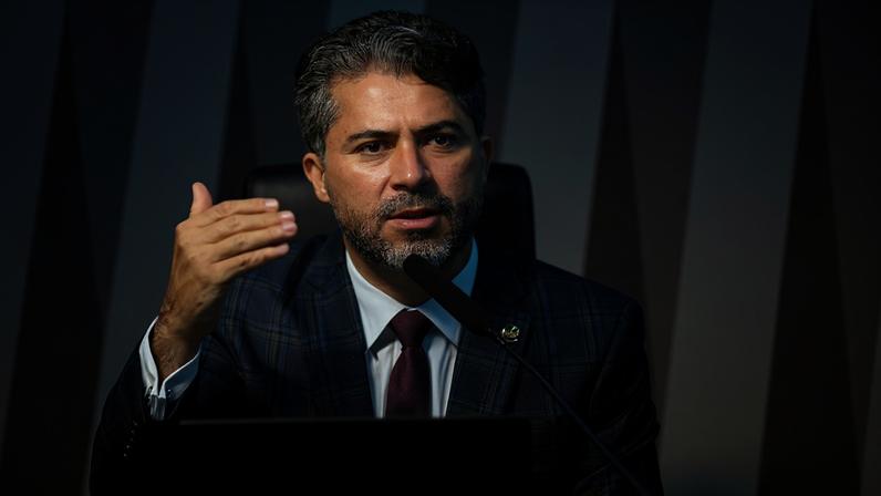 À mesa, presidente da CI, senador Marcos Rogério (PL-RO), conduz reunião.