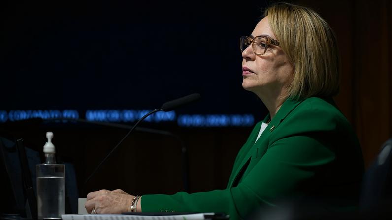 Em pronunciamento, à bancada, senadora Jussara Lima (PSD-PI).