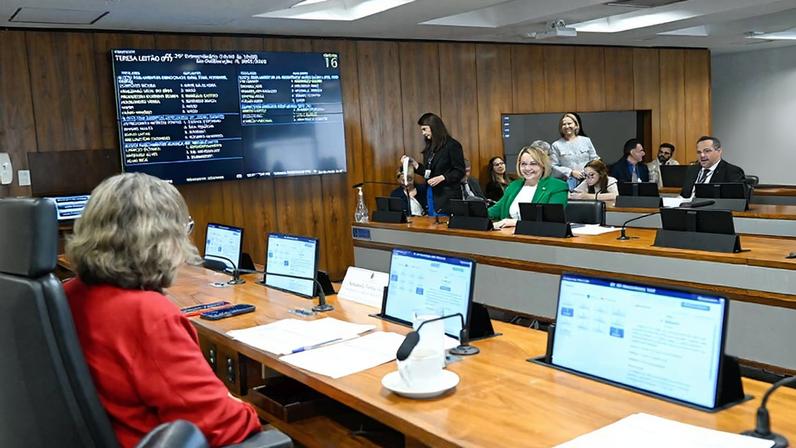 Em pronunciamento, à bancada, senadora Jussara Lima (PSD-PI).