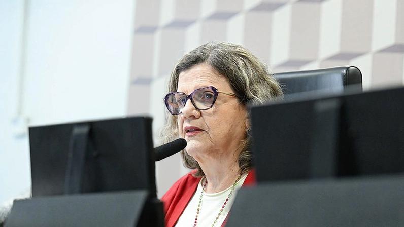 À mesa, presidente da CE, senadora Teresa Leitão (PT-PE), conduz reunião.