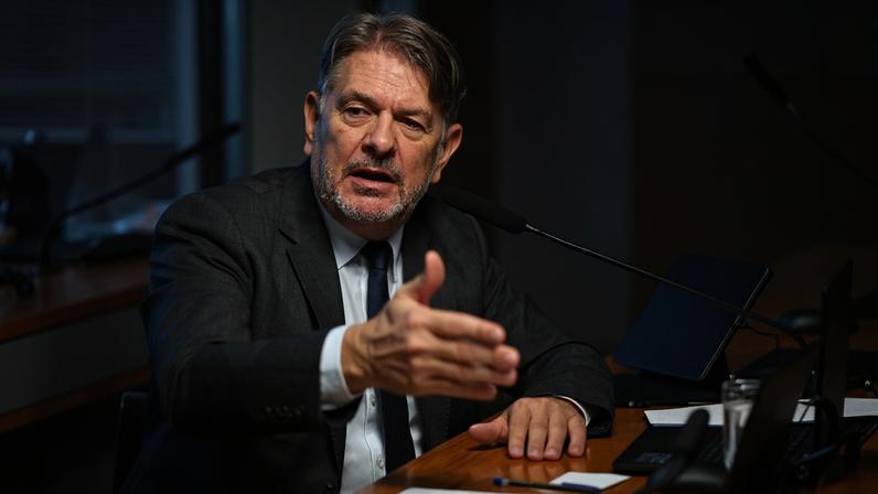 Em pronunciamento, à bancada, relator do PL 1.070/2024, senador Cid Gomes (PSB-CE).