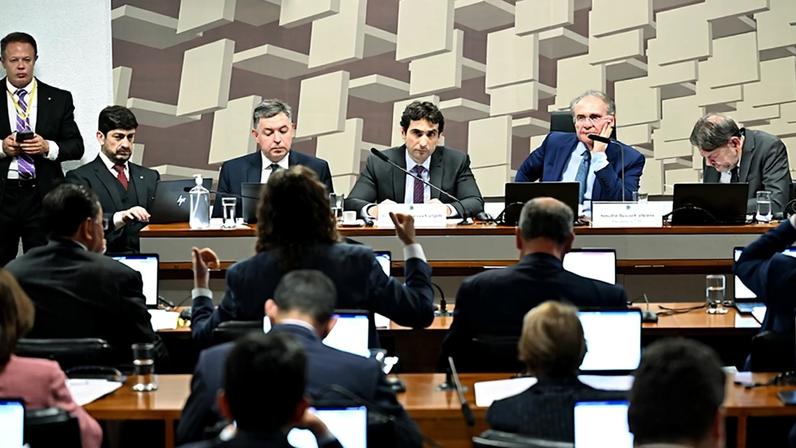 Mesa: presidente do Banco Central do Brasil, Gabriel Galípolo; presidente da CAE, senador Renan Calheiros (MDB-AL); senador Cid Gomes (PSB-CE).