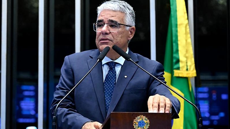 À tribuna, em discurso, senador Eduardo Girão (Novo-CE).