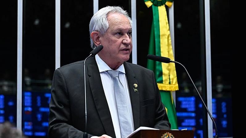 À tribuna, em discurso, senador Hermes Klann (PL-SC).