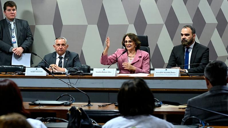 Mesa: vice-presidente da FPMF, senador Izalci Lucas (PL-DF); presidente da FPMF, senadora Damares Alves (Republicanos-DF) conduz reunião; secretário de Segurança Pública do Distrito Federal, Alexandre Patury.