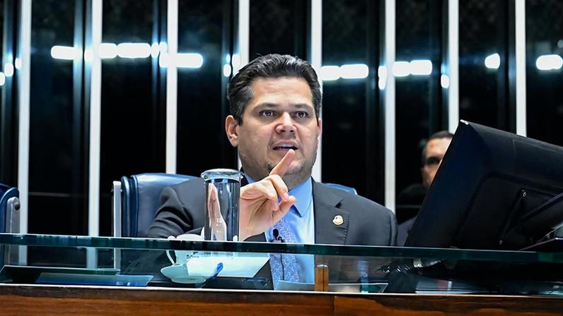 Mesa: presidente do Senado Federal, senador Davi Alcolumbre (União-AP); secretário-geral da Mesa do Senado Federal, Danilo Augusto Barboza de Aguiar.