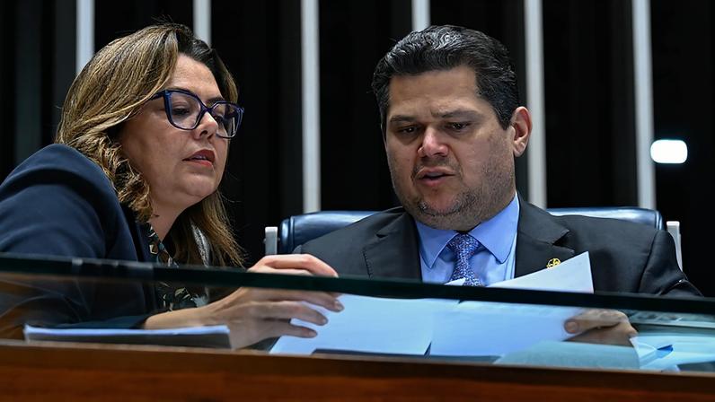 Mesa: senadora Leila Barros (PDT-DF); presidente do Senado Federal, senador Davi Alcolumbre (União-AP) conduz sessão.